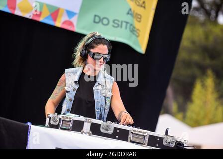 DJ Nuria Scarp visto durante una sessione dal vivo presso l'Area Village del festival Jardins de Terramar a SitgesNuria Scarp DJ spagnolo femminile si esibisce dal vivo sul palco nel Village Area del Jardins de Terramar Festival a Sitges Nuria Scarp è nato a Sitges (Barcellona) nell'ottobre 1986 Ed è un riferimento femminile nel clubbing internazionale, nel suo stile musicale, essendo Techno, Tech House e House e lavora come residente a Hotel W Barcelona, Hotel Axel Barcelona, Beach Club di le Meridien Ra e ha tenuto sessioni internazionali in Algeria, Francia, Inghilterra e Tunisia. (Foto di Ramon Costa/SOPA im Foto Stock