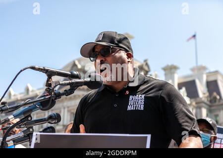 Washington, DC, USA, 12 agosto 2021. Nella foto: Cliff Albright, co-fondatore della questione Black voters, parla ad una conferenza stampa per la consegna di una petizione con 400,000 firme al presidente Biden alla Casa Bianca. La petizione invita il presidente a porre fine al filibuster, ad approvare il John Lewis Voting Rights Advancement Act e ad approvare il for the People Act, azioni sostenute da molti americani. Il presidente Biden sostiene entrambe le leggi, ma non ha invitato il Senato a porre fine al filibuster, un passo cruciale per approvare queste leggi. Credit: Alison Bailey / Alamy Live News Foto Stock