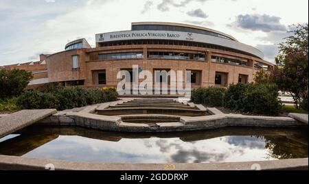 Biblioteca Virgilio Barco a Bogotá, simbolo architettonico della città 11 agosto 2021 Foto Stock