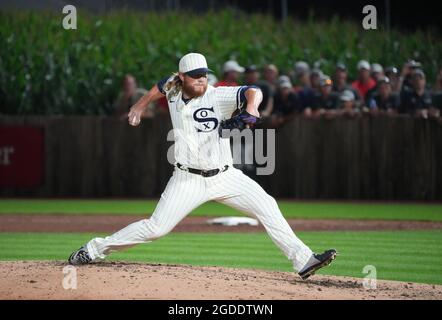 Dyersville, Stati Uniti. 12 agosto 2021. Chicago White Sox rilievo lanciatore Craig Kimbrel consegna al New York Yankees durante l'ottavo inning del MLB Field of Dreams Game a Dyersville, Iowa, giovedì 12 agosto 2021. Photo by Pat Benic/UPI Credit: UPI/Alamy Live News Foto Stock