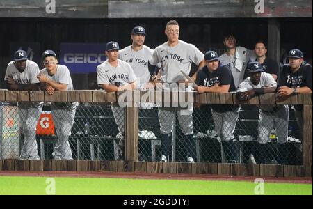 Dyersville, Stati Uniti. 12 agosto 2021. I New York Yankees guardano come i Chicago White Sox mantenere un 7-4 di vantaggio durante l'ottavo assottigliamento del campo MLB di Dreams Game a Dyersville, Iowa, giovedì 12 agosto 2021. Photo by Pat Benic/UPI Credit: UPI/Alamy Live News Foto Stock