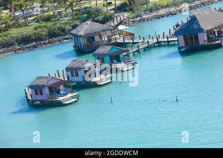 Piccole case in acqua in ambra Cove, Repubblica Dominicana Foto Stock