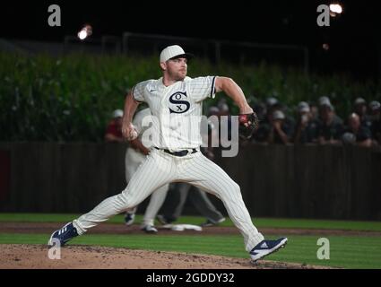 Dyersville, Stati Uniti. 12 agosto 2021. Chicago White Sox Relief Pitcher Liam Hendriks (31) consegna al New York Yankees durante il nono inning del MLB Field of Dreams Game a Dyersville, Iowa, giovedì 12 agosto 2021. Photo by Pat Benic/UPI Credit: UPI/Alamy Live News Foto Stock