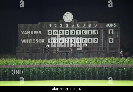 Dyersville, Stati Uniti. 12 agosto 2021. Il tabellone segnapunti manuale indica che il Chicago White Sox ha sconfitto il New York Yankees 9-8 durante il MLB Field of Dreams Game a Dyersville, Iowa, giovedì 12 agosto 2021. Photo by Pat Benic/UPI Credit: UPI/Alamy Live News Foto Stock