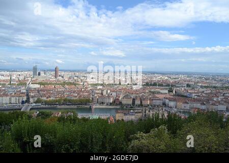 Ville de Lyon en France, vue sur les tours de la Partdieu et sur la Place Bellecour depuis la cathédrale de Fourvière Foto Stock