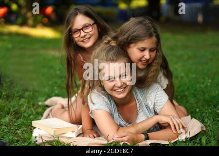 Tre Sorelle sorridenti che si divertono all'aperto. Sorelle insieme per sempre. Buon concetto di famiglia. Primavera, estate. Foto Stock