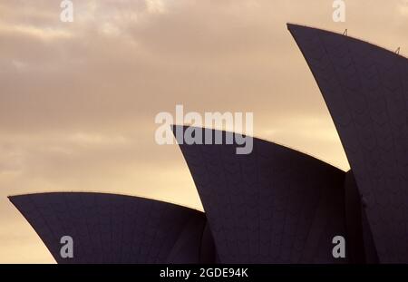 SAGOMA DELLE VELE DELLA SYDNEY OPERA HOUSE, BENNELONG POINT, SYDNEY CBD, NUOVO GALLES DEL SUD, AUSTRALIA. Foto Stock