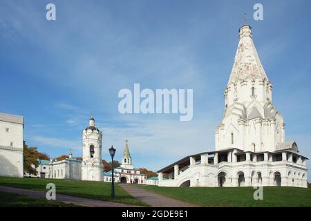 Vista della Chiesa dell'Ascensione e complesso architettonico a Kolomenskoye il giorno d'autunno. Mosca. Russia Foto Stock