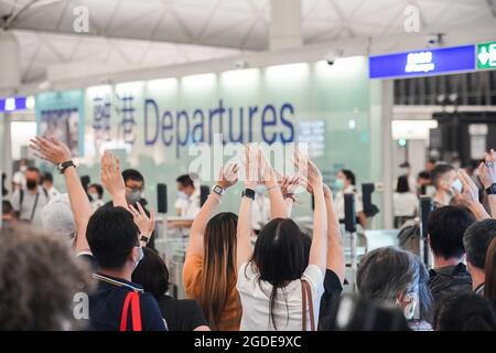 Si salutano amici e famiglie che partono dall'aeroporto internazionale di Hong Kong. Il governo di Hong Kong ha affermato che circa diciannove mila Hong Kong hanno lasciato il paese per ragioni diverse. Foto Stock