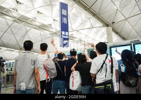 Si salutano amici e famiglie che partono dall'aeroporto internazionale di Hong Kong. Il governo di Hong Kong ha affermato che circa diciannove mila Hong Kong hanno lasciato il paese per ragioni diverse. Foto Stock