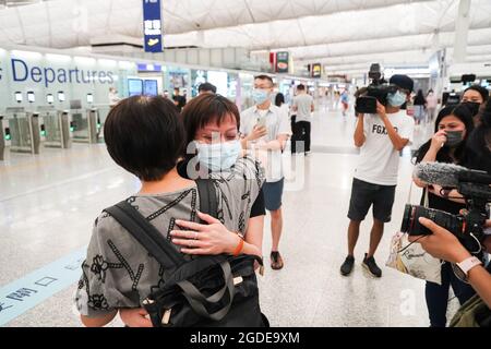 Si salutano amici e famiglie che partono dall'aeroporto internazionale di Hong Kong. Il governo di Hong Kong ha affermato che circa diciannove mila Hong Kong hanno lasciato il paese per ragioni diverse. Foto Stock