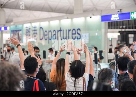 Hong Kong, Cina. 18 luglio 2021. Si salutano amici e famiglie che partono dall'aeroporto internazionale di Hong Kong. Il governo di Hong Kong ha affermato che circa diciannove mila Hong Kong hanno lasciato il paese per ragioni diverse. (Foto di Michael ho Wai Lee/SOPA Images/Sipa USA) Credit: Sipa USA/Alamy Live News Foto Stock