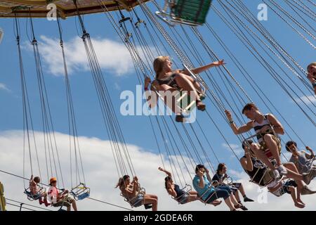 Offuscate la vista delle persone che si divertono con le giostre del carnevale all'evento di Calgary Stampede. Foto Stock