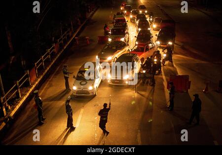 Kathmandu, Nepal. 12 agosto 2021. La polizia stradale controlla i veicoli in un checkpoint a Kathmandu, Nepal, 12 agosto 2021. Le autorità della valle di Kathmandu in Nepal martedì hanno deciso di estendere la chiusura fino al 24 agosto e durante il periodo in cui i veicoli sarebbero stati vietati di essere spesi dopo le 20:00, ad eccezione di quelli in servizi di emergenza. Credit: Sulav Shrestha/Xinhua/Alamy Live News Foto Stock