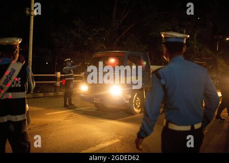 Kathmandu, Nepal. 12 agosto 2021. La polizia stradale controlla un veicolo in un checkpoint a Kathmandu, Nepal, 12 agosto 2021. Le autorità della valle di Kathmandu in Nepal martedì hanno deciso di estendere la chiusura fino al 24 agosto e durante il periodo in cui i veicoli sarebbero stati vietati di essere spesi dopo le 20:00, ad eccezione di quelli in servizi di emergenza. Credit: Sulav Shrestha/Xinhua/Alamy Live News Foto Stock