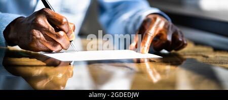 Assegno di scrittura afroamericano. Controllo del libro paga aziendale Foto Stock