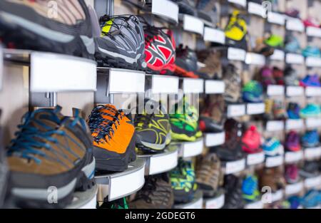 Immagine di una vasta selezione di scarpe sportive in negozio Foto Stock