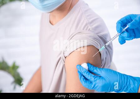 primo piano sulla spalla delle persone che si vaccina Foto Stock