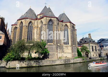 Il centro culturale Het Pand e la chiesa cattolica di San Michaels lungo il fiume Leie a Gand, Belgio. Foto Stock