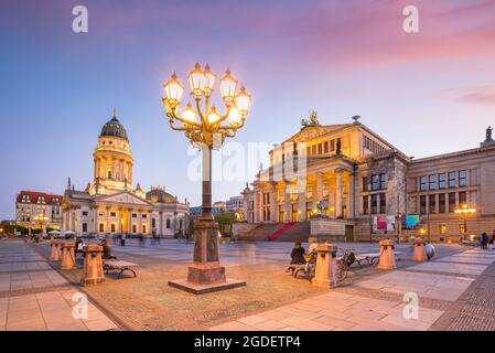 Vista panoramica della famosa piazza Gendarmenmarkt al tramonto nel quartiere Mitte di Berlino, Germania Foto Stock