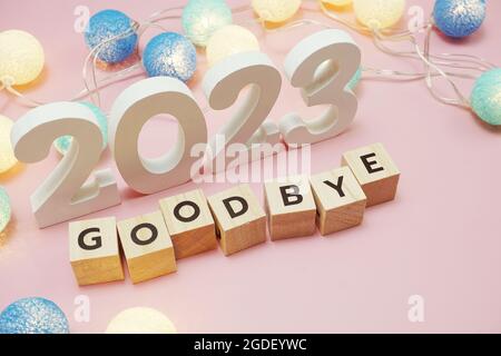 Lettere dell'alfabeto Arrivederci 2023 con copia spazio su sfondo rosa Foto Stock