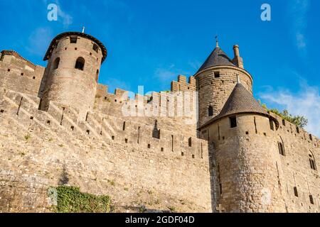 Vista dal basso angolo di la Cité Médiévale de Carcassonne in Francia. Patrimonio dell'umanità dell'UNESCO. Foto Stock