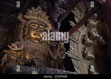 Daibutsu con Kokuzo Bosatsu nella grande sala del Buddha al tempio Todaiji a nara Foto Stock