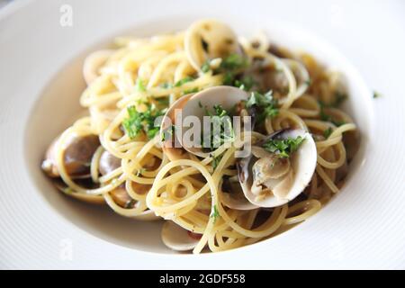 Spaghetti Vongole , spaghetti con vongole e chili Foto Stock