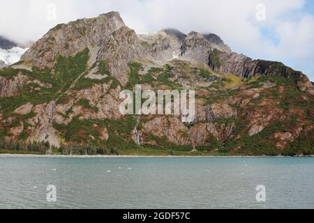 Berge inmitten des Wassers im Kenai Fjords Nationalpark in Alaska, USA. Foto Stock