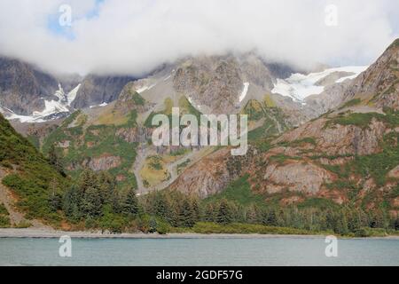 Berge inmitten des Wassers im Kenai Fjords Nationalpark in Alaska, USA. Foto Stock