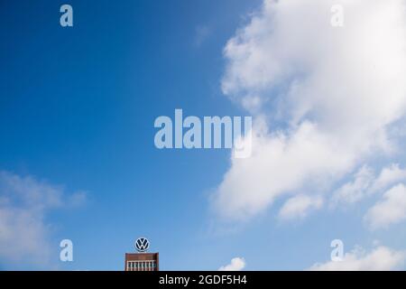 Wolfsburg, Germania. 11 Agosto 2021. Il grattacielo di marca Volkswagen nei terreni dello stabilimento VW di Wolfsburg. Credit: Julian Stratenschulte/dpa/Alamy Live News Foto Stock