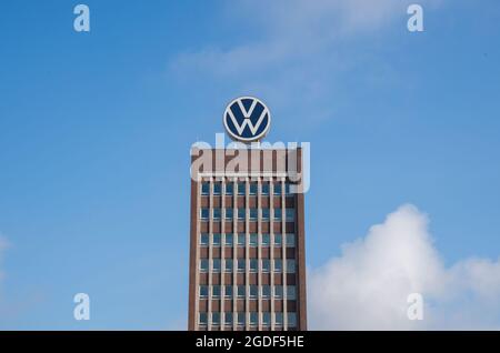 Wolfsburg, Germania. 11 Agosto 2021. Il grattacielo di marca Volkswagen nei terreni dello stabilimento VW di Wolfsburg. Credit: Julian Stratenschulte/dpa/Alamy Live News Foto Stock