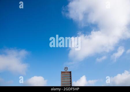 Wolfsburg, Germania. 11 Agosto 2021. Il grattacielo di marca Volkswagen nei terreni dello stabilimento VW di Wolfsburg. Credit: Julian Stratenschulte/dpa/Alamy Live News Foto Stock