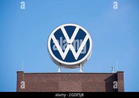 Wolfsburg, Germania. 11 Agosto 2021. Il grattacielo di marca Volkswagen nei terreni dello stabilimento VW di Wolfsburg. Credit: Julian Stratenschulte/dpa/Alamy Live News Foto Stock