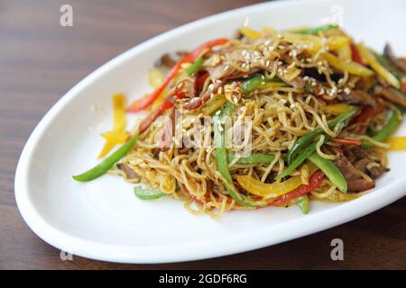 Cibo cinese fritto noodle con prosciutto Foto Stock