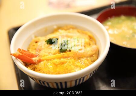 Granchio e uova su riso e zuppa, cibo giapponese Foto Stock