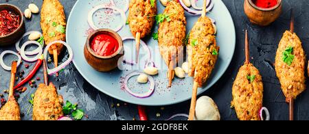 Lula kebab, carne tritata spiedata e grigliata su carbone Foto Stock