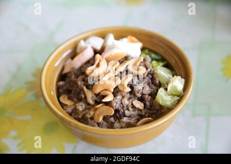 Olive salate con maiale Foto Stock