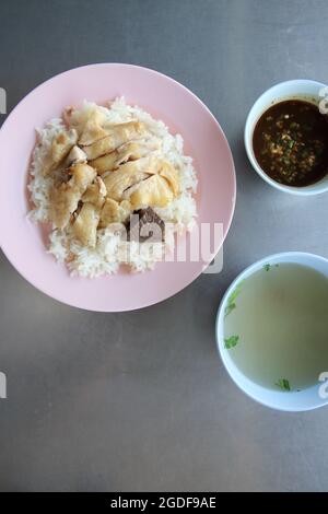 Cibo tailandese gourmet pollo cotto a vapore con riso , khao mun kai in uno sfondo di legno