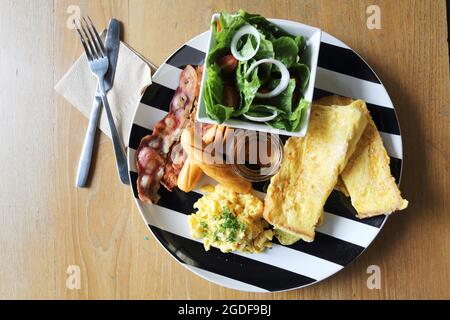 Colazione con pancetta, pane tostato e uova Foto Stock