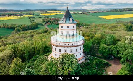 Vista aerea del castello di Humprecht circondato da un bellissimo paesaggio di primavera, Repubblica Ceca. Castello barocco utilizzato per essere un rifugio di caccia. Foto Stock