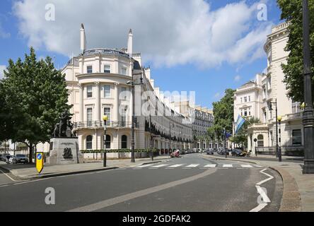 Grosvenor Crescent, Westminster, Londra, vista a nord da Belgrave Square. Mostra la statua di Sir Robert Grosvenor (a sinistra), 1 ° marchese di Westminster Foto Stock