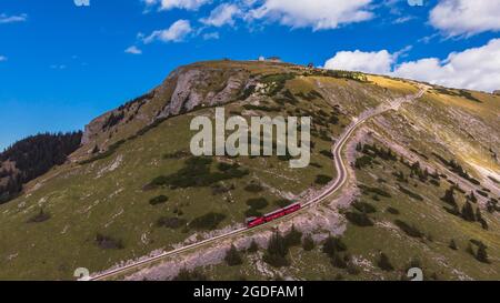 Schafbergbahn Cog Railway che parte da St. Wolfgang fino a Schafberg, Austria. Viaggio verso la cima delle Alpi attraverso campi lussureggianti e foreste verdi Foto Stock