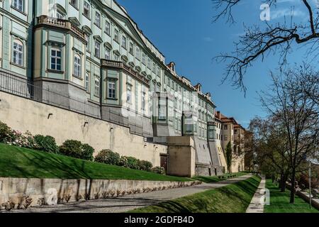 Praga, Repubblica Ceca - Maggio 10,2021. I Giardini Sud di fronte alla parete sud del Castello di Praga con alberi maestosi e piccoli belvederi Foto Stock