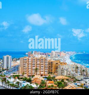 Una vista panoramica su la Manga del Mar Menor, a Murcia, Spagna, con la laguna di Mar Menor sulla sinistra e il mare Mediterraneo sulla destra, in una piazza Foto Stock