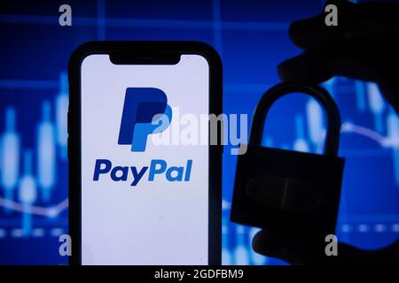 LONDRA, UK - Agosto 2021: Logo del servizio finanziario PayPal su uno smartphone Foto Stock