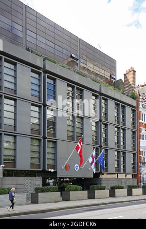 L'ambasciata danese a Londra, Regno Unito, su Sloane Street. Moderno edificio rivestito di zinco dell'architetto danese Arne Jacobsen. Ospita anche l'ambasciata per l'Islanda. Foto Stock