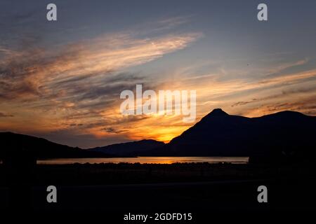 Tramonto su Loch Assynt, con Quinag, Highland, Scozia, Regno Unito. Foto Stock