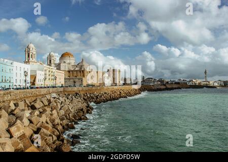 Cadice, Andalusia, Spagna. Vista panoramica della città vecchia con una cattedrale, vicoli stretti e tortuosi, e riva in una giornata di sole. Paesaggio urbano europeo. Foto Stock