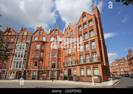 Case sul lato est di Hans Place, una piazza giardino ornata a Chelsea, Londra, Regno Unito. Molto ricercato, sede di super-ricchi Foto Stock